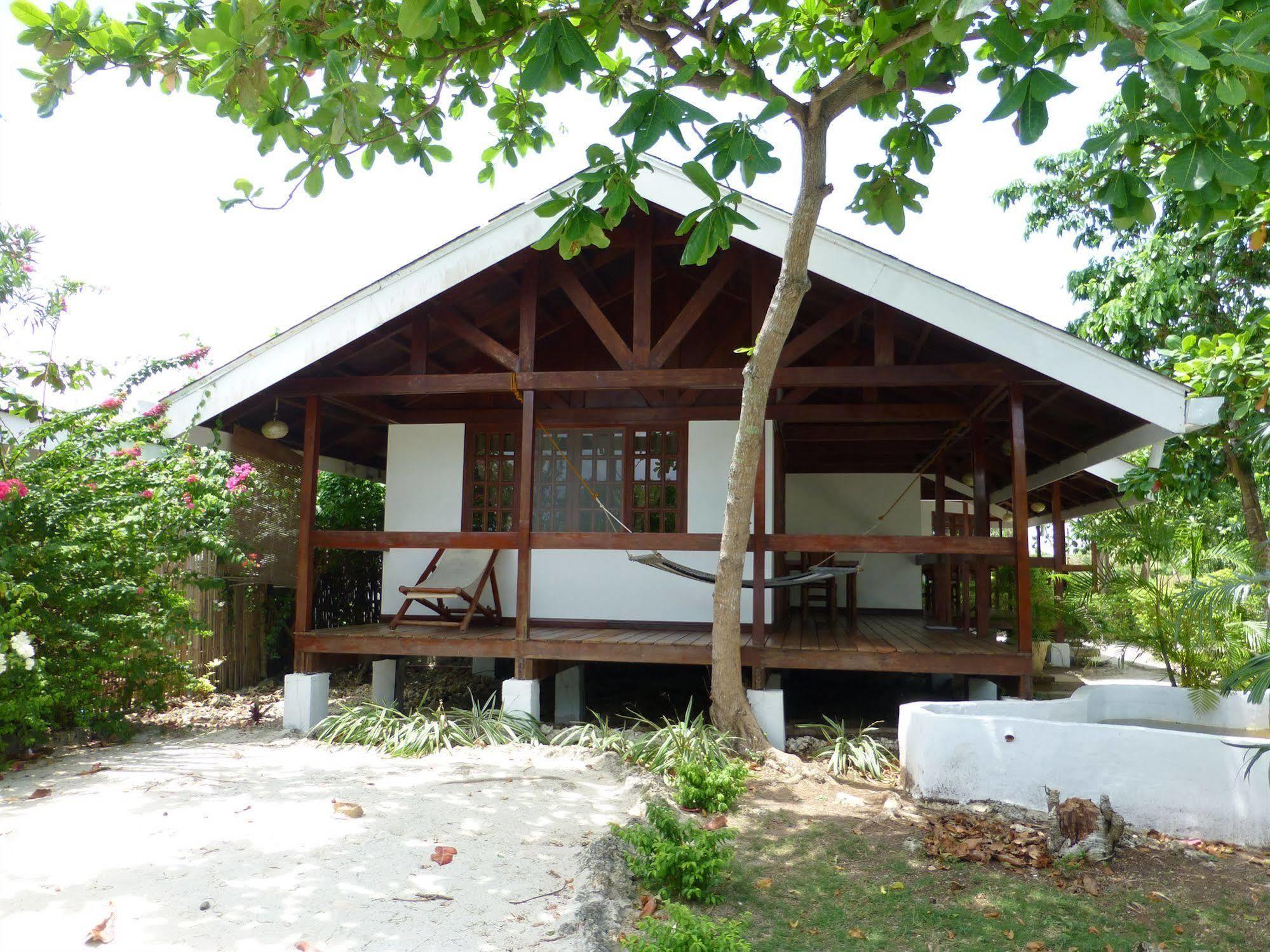 Talima Beach Villas & Dive Resort Cebu Esterno foto