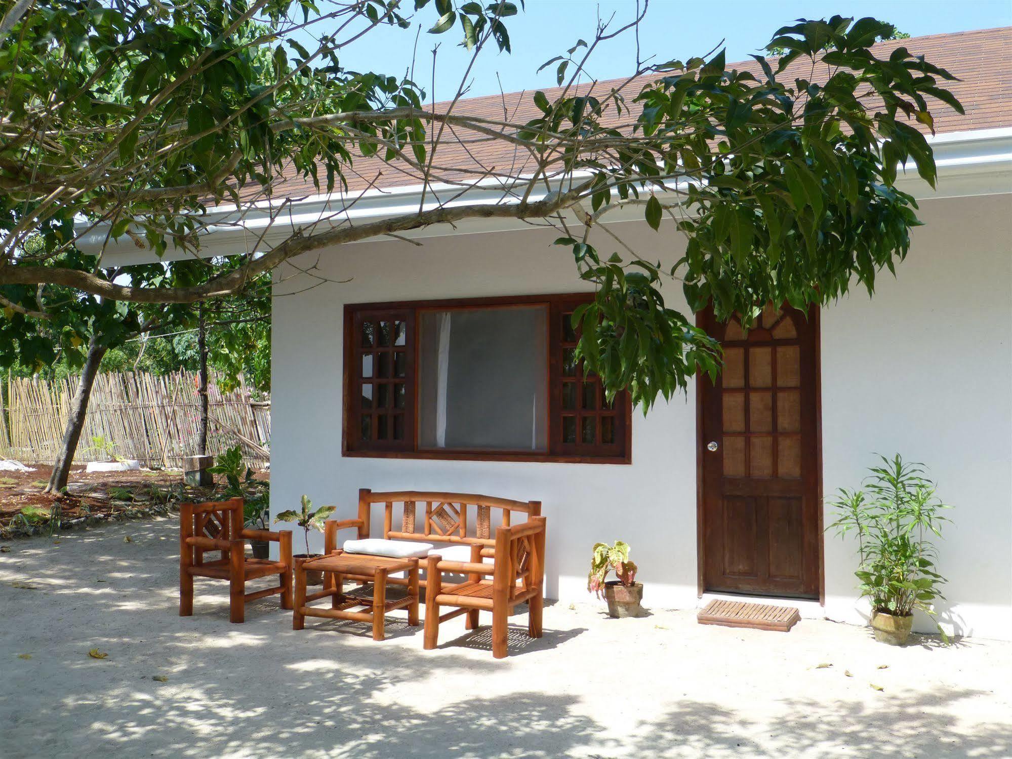Talima Beach Villas & Dive Resort Cebu Esterno foto