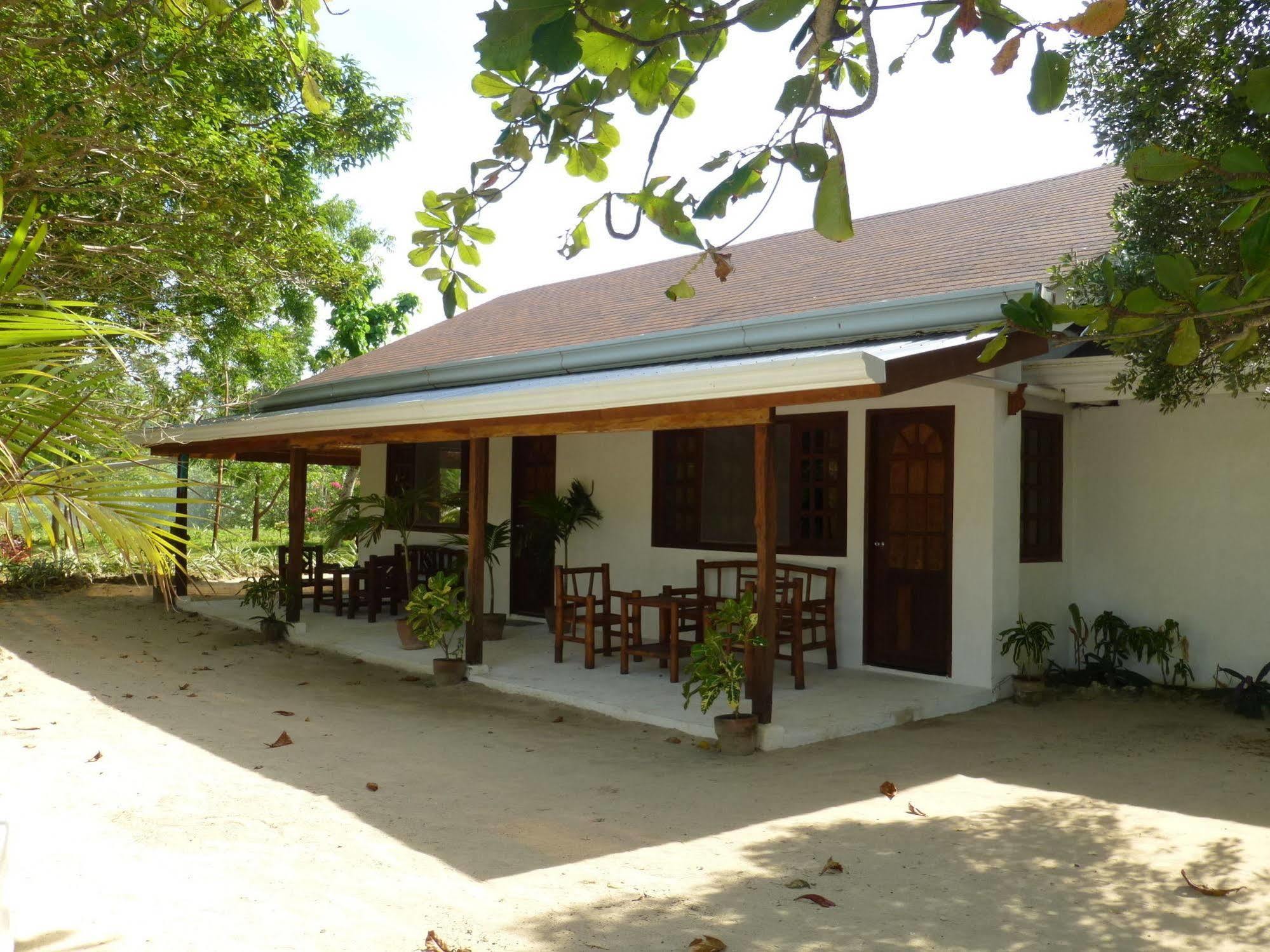 Talima Beach Villas & Dive Resort Cebu Esterno foto